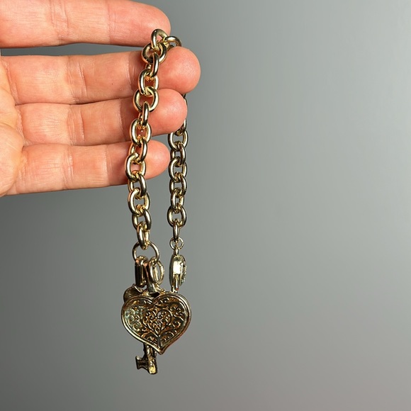 Heart and key gold tone charm bracelet 9” - Picture 7 of 12